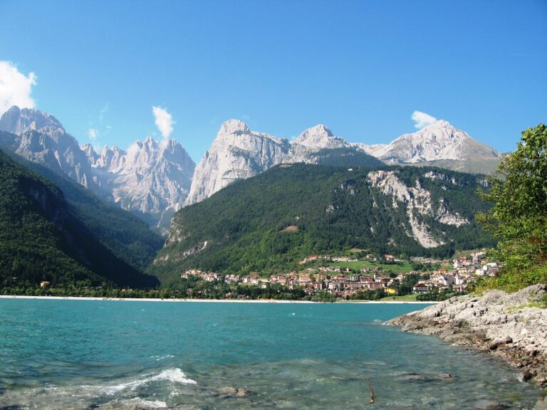 Lago_di_Molveno_in_estate